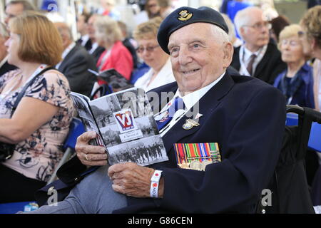 RAF-Veteran John Watkins, 89, aus Boston, Lincolnshire, der mit 233 Squadron bei der Horse Guards Parade in London für den National Commemoration and Drumhead Service kämpfte, um den 70. Jahrestag des VJ Day zu begehen. Stockfoto