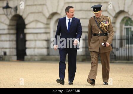 Premierminister David Cameron bei der Horse Guards Parade in London während des Nationalen Gedenkdienstes und des Drumhead Service anlässlich des 70. Jahrestages des VJ Day. Stockfoto