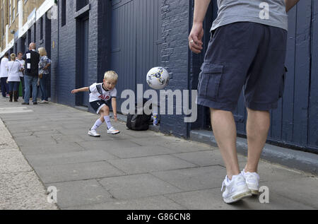 Ein Tottenham Hotspur-Fan spielt während des Spiels der Barclays Premier League in der White Hart Lane, London, außerhalb des Bodens. Stockfoto