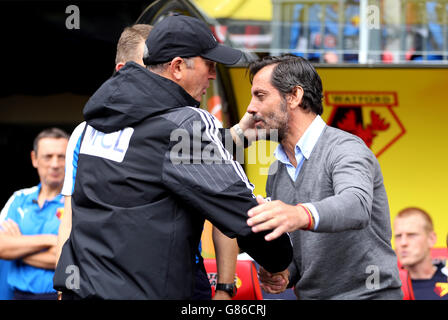 West Bromwich Albion-Manager Tony Pulis (links) und Watford-Manager Quique Flores schütteln sich die Hände vor dem Spiel der Barclays Premier League in der Vicarage Road, London. Stockfoto