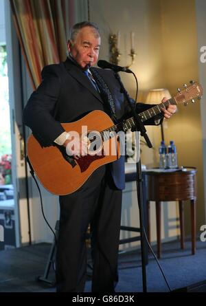 Der amerikanische Country-/Folk-Singer-Songwriter John Prine nimmt am Creative Minds Event Teil, das vom US-Botschafter in Irland Kevin O'Malley in seiner Residenz in Dublin veranstaltet wird. Stockfoto