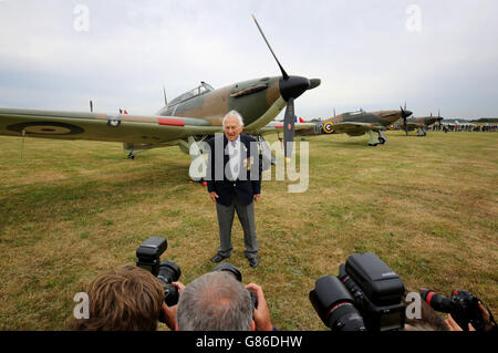 Tony Pickering, der Anführer der Hurrikan-Staffel des Zweiten Weltkriegs, posiert für Fotos, während er einige der vier Hurricanes und 22 Spitfire-Flugzeuge anschaut, die sich auf dem Biggin Hill Airfield in Kent zum 75. Jahrestag des härtesten Tages versammelt haben, Gilt als Wendepunkt der Schlacht von Großbritannien im Jahr 1940. Stockfoto