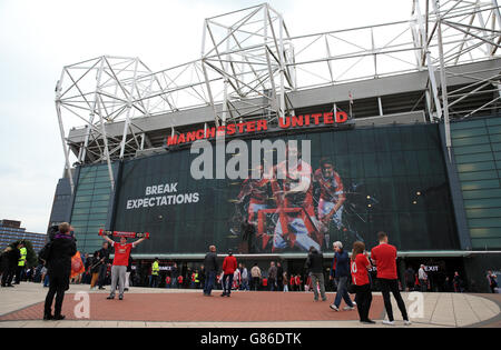 Fußball - UEFA Champions League - Qualifikation - Play-off - Manchester United gegen Club Brügge - Old Trafford. Vor dem UEFA Champions League Qualifying, Play-Off in Old Trafford, Manchester, treffen sich Fans vor Old Trafford. Stockfoto