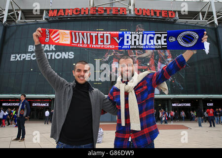 Fans halten vor Old Trafford einen Schal hoch, bevor sie das UEFA Champions League Qualifying, Play-Off in Old Trafford, Manchester, spielen. Stockfoto