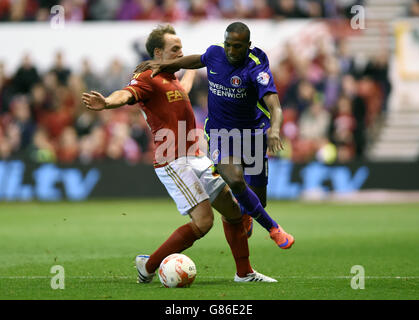 Charlton Athletic's Zakarya Bergdich (rechts) geht beim Sky Bet Championship-Spiel auf dem City Ground, Nottingham, an der Herausforderung des David Vaughan aus Nottingham Forest (links) vorbei. Stockfoto