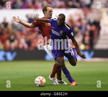 Charlton Athletic's Zakarya Bergdich (rechts) geht beim Sky Bet Championship-Spiel auf dem City Ground, Nottingham, an der Herausforderung des David Vaughan aus Nottingham Forest (links) vorbei. Stockfoto