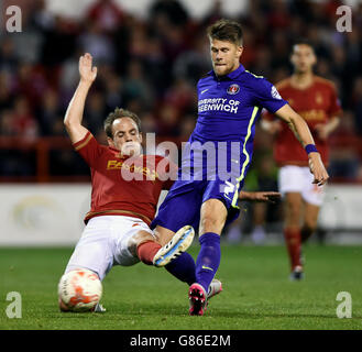 Charlton Athletic's Johann Berg Gudmundsson (rechts) wird vom Nottingham Forest's David Vaughan (links) während des Sky Bet Championship-Spiels auf dem City Ground, Nottingham, angegangen. Stockfoto