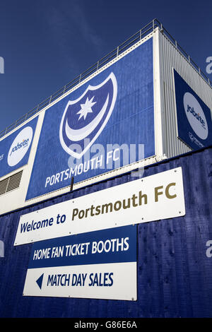 Fußball - Capital One Cup - erste Runde - Portsmouth / Derby County - Fratton Park. Willkommen beim Portsmouth FC Schild vor dem Fratton Park Stockfoto