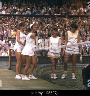 Miss Kathy harter (USA) und Miss Kathy Blake (USA) gratulieren Miss Lesley Turner (Australien) und Miss Judy Tegart (Australien) nach dem Sieg der Australier. Stockfoto