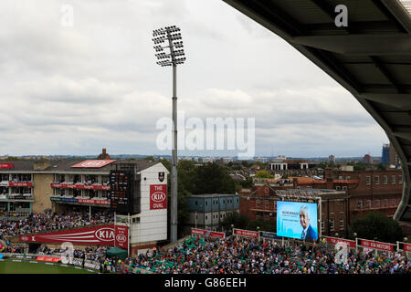 Auf ist eine Hommage an den ehemaligen Kommentator Richie Benaud zu sehen Die große Leinwand während der Teepause Stockfoto