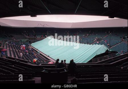 Tennis - Wimbledon. Center Court vor dem Regen bedeckt Stockfoto