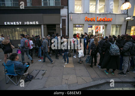 Menschen, die sich vor einem Foot locker Shop in der Oxford Street, London, anstellen und auf die neue Veröffentlichung des Adidas Yeezy Boost 350 warten, der von Kanye West entworfen wurde und am Samstag veröffentlicht wird. Stockfoto