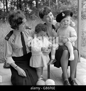 Die Jugendpolizisten Mary Bedworth (l), 19, und Christine Newbound, 18, während ihrer Ausbildung als Rekruten in der West Riding Force in Yorkshire. Kadetten müssen einen Monat damit verbringen, in irgendeiner Form des öffentlichen Dienstes zu helfen, und die Mädchen wurden zu Dr. Barnardo's Haus in Tadcaster, Yorkshire geschickt. Stockfoto