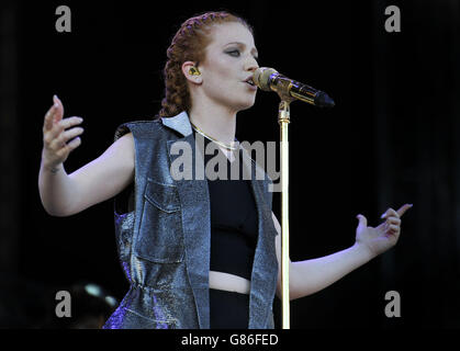 V Festival 2015 erster Tag - Chelmsford. Jess Glynne tritt am ersten Tag des V Festivals auf der MTV-Bühne im Hylands Park in Chelmsford, Essex, auf. Stockfoto