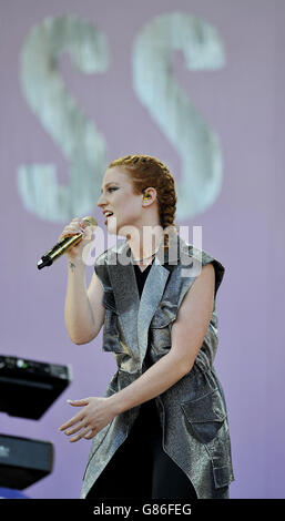 V Festival 2015 erster Tag - Chelmsford. Jess Glynne tritt am ersten Tag des V Festivals auf der MTV-Bühne im Hylands Park in Chelmsford, Essex, auf. Stockfoto