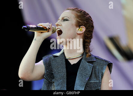 Jess Glynne tritt während des ersten Tages des V Festivals auf der MTV Bühne auf, im Hylands Park in Chelmsford, Essex. Stockfoto