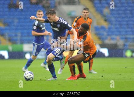 Fußball - Sky Bet Championship - Cardiff City gegen Wolverhampton Wanderers - Cardiff City Stadium. Joe Mason (links) von Cardiff City und Ethan Ebanks-Landell von Wolverhampton Wanderers in Aktion. Stockfoto