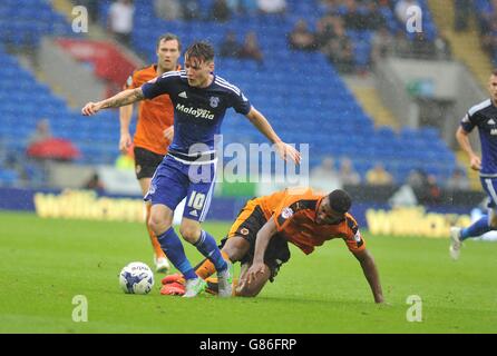 Fußball - Sky Bet Championship - Cardiff City gegen Wolverhampton Wanderers - Cardiff City Stadium. Joe Mason von Cardiff City und Ethan Ebanks-Landell von Wolverhampton Wanderers in Aktion. Stockfoto