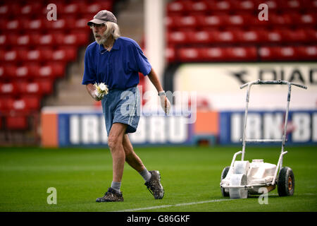 Fußball - Sky Bet League One - Walsall gegen Coventry City - Banks's Stadium. Ein Mitarbeiter des Bodenpersonals malt die Linien vor dem Spiel Stockfoto