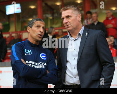 Chris Hughton (links), Manager von Brighton und Hove Albion, und Dean Smith, Manager von Walsall, während des zweiten Spiels des Capital One Cup im Banks's Stadium, Walsall. Stockfoto