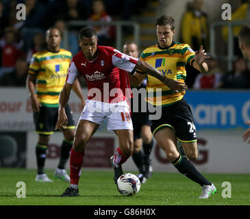 Ryan Bennett von Norwich City (rechts) und Jonson Clarke-Harris von Rotherham United kämpfen während des Capital One Cup, der zweiten Runde im New York Stadium, Rotherham, um den Ball. Stockfoto