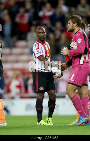 Fußball - Capital One Cup - zweite Runde - Sunderland gegen Exeter City - Stadion des Lichts. Jermain Defoe von Sunderland mit dem Matchball nach dem Capital One Cup, dem zweiten Spiel im Stadium of Light, Sunderland. Stockfoto