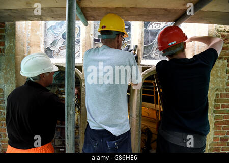 Restauratoren von Holy Well Glass bereiten sich darauf vor, Buntglasfenster aus der Kapelle im Vyne, einem National Trust-Anwesen in Sherborne St. John, Hampshire, zu entfernen. Stockfoto