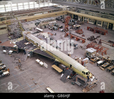 Das Bild zeigt die laufenden Arbeiten am zweiten Prototyp des Concorde-Flugzeugs im Brabazon-Hanger von BAC in Filton, Bristol. Stockfoto