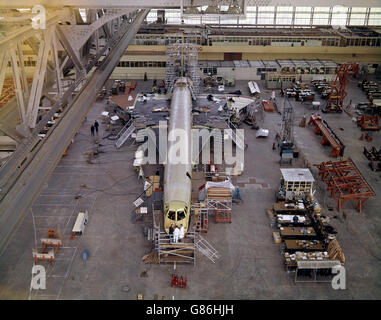 Das Bild zeigt die laufenden Arbeiten am zweiten Prototyp des Concorde-Flugzeugs im Brabazon-Hanger von BAC in Filton, Bristol. Stockfoto