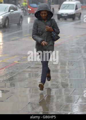 Im Zentrum von London geraten die Bürger in heftigen Regen. Stockfoto