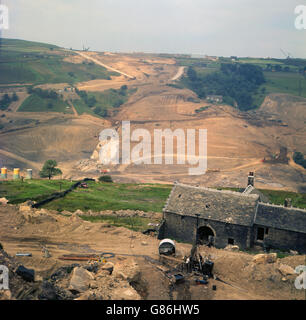 Die Arbeiten an Pole Moor, 1400 Meter über dem Meeresspiegel, auf der Trans-Pennine-Autobahn, der M62, die Yorkshire und Lancashire verbinden wird, sind im Gange. Stockfoto
