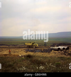 Die Arbeiten an Pole Moor, 1400 Meter über dem Meeresspiegel, auf der Trans-Pennine-Autobahn, der M62, die Yorkshire und Lancashire verbinden wird, sind im Gange. Stockfoto