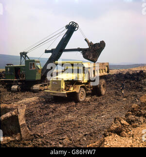 Die Arbeiten an Pole Moor, 1400 Meter über dem Meeresspiegel, auf der Trans-Pennine-Autobahn, der M62, die Yorkshire und Lancashire verbinden wird, sind im Gange. Stockfoto