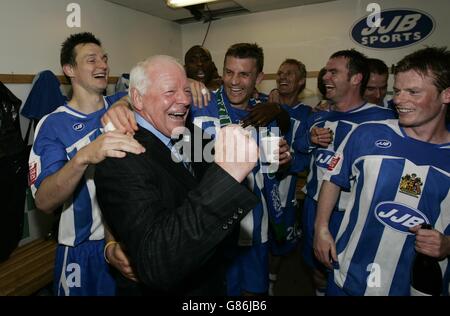 Fußball - Coca-Cola Football League Championship - Wigan Athletic gegen Reading - JJB Stadium. David Whelan, Eigentümer von Wigan Athletic, feiert mit den Spielern ihre Beförderung zur Premiership Stockfoto