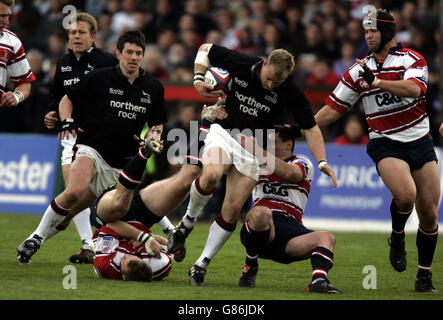 Jamie Noon aus Newcastle durchbricht die Tackles von Duncan McRae (R) und James Simpson Daniel (L) aus Gloucester. Stockfoto