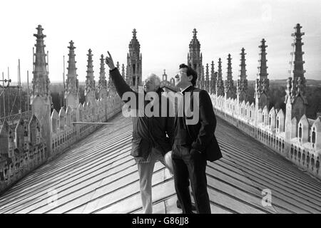 Architekt Sir Martyn Beckett (l.) und Pfarrer Stuart Meyer, Kaplan der King's College Chapel, Cambridge, auf dem Dach der Kapelle, in der Restaurierungsarbeiten durchgeführt werden. Stockfoto