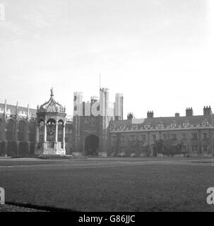 The Great Court am Trinity College, Cambridge, wo Prinz Charles im Oktober ein Bachelor-Studium absolvieren wird. Der größte Teil des Großen Hofes wurde zwischen 1593 und 1615 erbaut, als Thomas Nevile der Meister des Kollegs war. Der Renaissance-Brunnen, der erstmals 1602 errichtet wurde, wird durch eine Leitung von Franziskanermönchen mit Wasser versorgt. Stockfoto