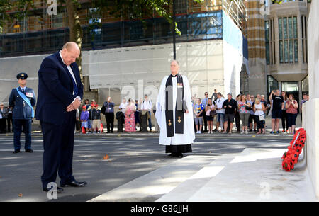 Brian Barwick, Vorsitzender der Rugby Football League, während der Zeremonie zur Kranzniederlegung im Cenotaph, London. Stockfoto