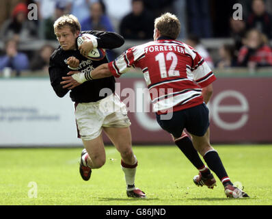 Rugby Union - Zurich Premiership - Wildcard Semifinale - Gloucester gegen Newcastle Falcons - Kingsholm. Jonny Wilkinson aus Newcastle tritt in das Tackle von James Forrester (R) aus Gloucester ein. Stockfoto