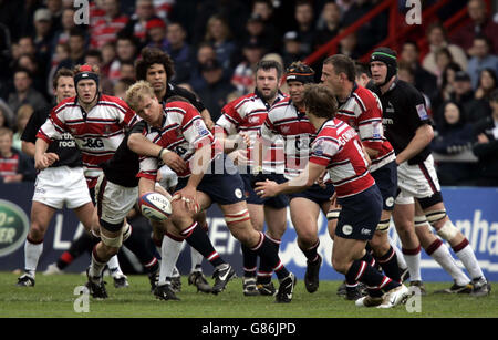 Rugby Union - Zurich Premiership - Wildcard Semifinale - Gloucester gegen Newcastle Falcons - Kingsholm. Adam Balding von Gloucester lädt Andy Gomarsall seinen Pass. Stockfoto