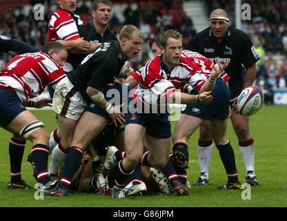 Rugby Union - Zurich Premiership - Wildcard Semifinale - Gloucester gegen Newcastle Falcons - Kingsholm. Gloucester's James Simpson-Daniel füttert seinen Rücken. Stockfoto