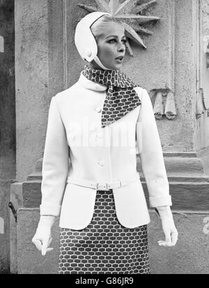 1960s Fashion - London. Ein Model trägt einen Anzug mit senffarbigen Mosaikstichen aus weißer Wolle. Stockfoto