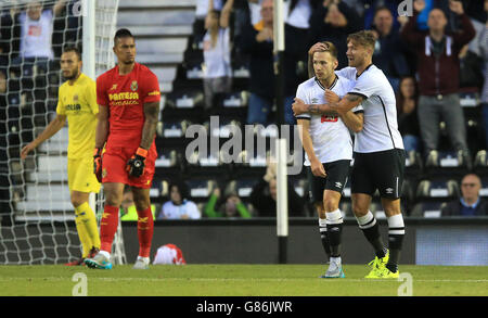 Andreas Weimann von Derby County (2. Links) feiert mit Jeff Hendrick (rechts) das erste Tor des Spiels gegen Villarreal. Stockfoto