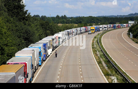 LKW stehen im Rahmen der Operation Stack entlang der M20 in Ashford, Kent, an, da die Kanalübergänge durch die Aktivitäten der Migranten in Calais gestört werden. Stockfoto