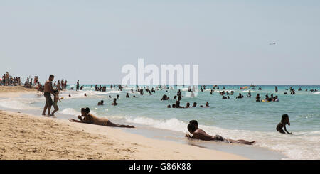 Menschen, die den Strand auf die Playas del Este in der Nähe von Havanna Stockfoto