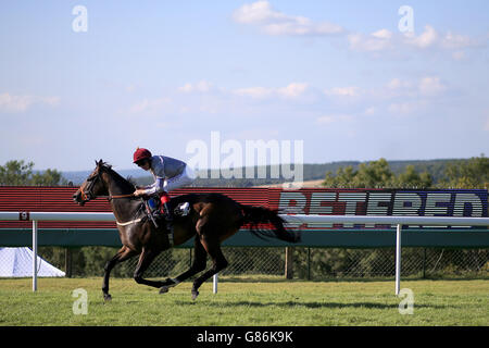 Pferderennen - Glorious Goodwood Festival 2015 - Tag Vier - Goodwood Racecourse. Tashaar von Frankie Dettori gewinnt die Betfred Mobile Stakes am vierten Tag des glorreichen Goodwood Festival, Chichester. Stockfoto