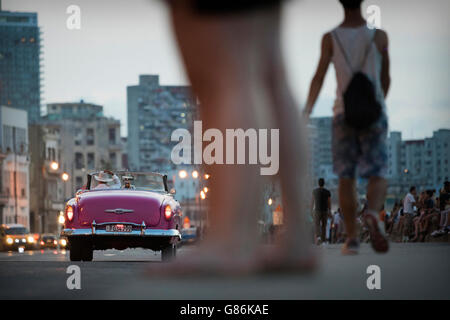 Oldtimer Fahrt entlang der Malecon (Küstenstraße) in Havanna, Kuba Stockfoto