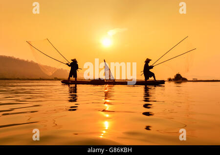 Silhouette von zwei Fischern im Boot auf dem Mekong Fluss, Thailand Stockfoto