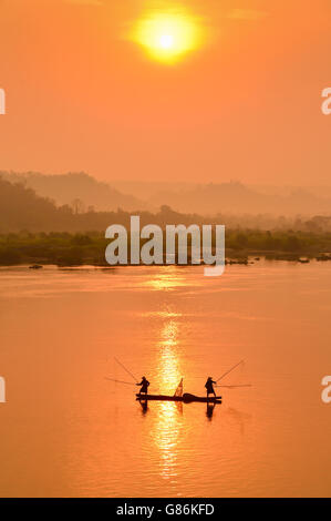 Silhouette von zwei Fischern im Boot auf dem Mekong Fluss, Thailand Stockfoto