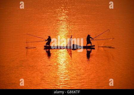 Silhouette von zwei Fischern im Boot auf dem Mekong Fluss, Thailand Stockfoto